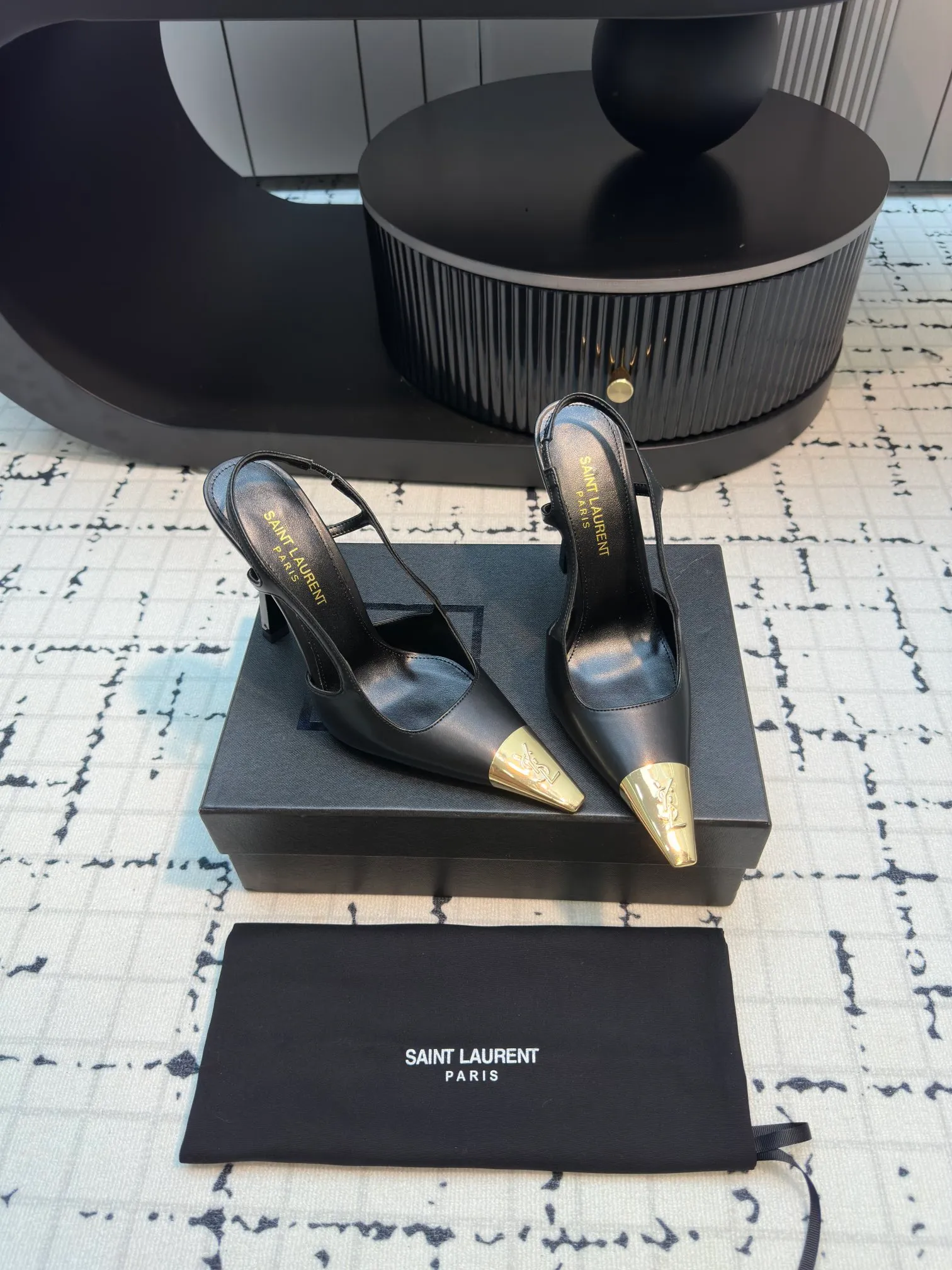 👟👟Ex-factory price 560👟👟 laurent 2025 spring and summer new YSL small gold-toed high heels, very stable on the foot, super heeling, feel free to buy! The heel is custom-made from a new mold. It is an exclusive heel. The height is the same as the original one to distinguish various incorrect versions! High-end sexy, ysl still understands women best❤️ Upper: Silk Lining: Sheepskin Sole: Italian genuine leather outsole Size: 35/40 (40 is custom-made and cannot be returned or exchanged)